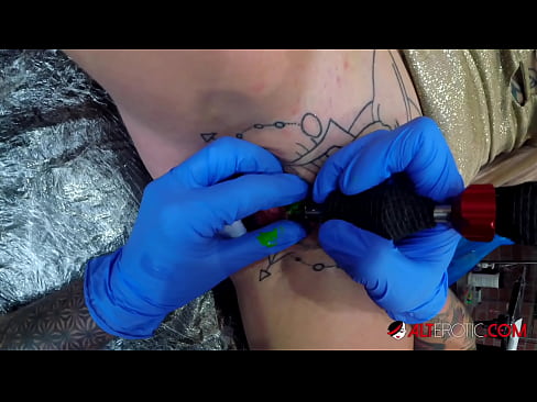 ❤️ Sully Savage, o bunăciune extrem de tatuată, și-a făcut un tatuaj pe clitorisul ei at porn ro.sfera-uslug39.ru ☑
